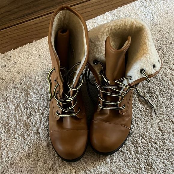 CL by LAUNDRY || High Top Lace Up Womans Boots - Picture 3 of 8